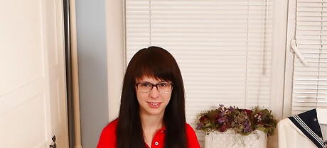 Foxy young Porsha reveals her ass in jeans and puting a toy in her cunt 